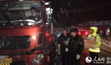 G318折多山段突降大雪 应急救援工作有序进行