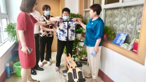 北京市大兴区红十字会为大病致困家庭送去康复器材，精准化落实“我为群众办实事”